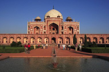 Humayun 'un mezarındaki turistler 1570 yılında Hint Yarımadası Pers etkisindeki ilk kırmızı kumtaşı ve beyaz mermer mezardan yapılmış. Delhi, Hindistan UNESCO Dünya Mirası Bölgesi. 