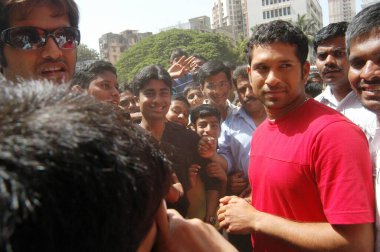Hint kriket yıldızı Sachin Tendulkar hayranları Bombay, Mumbai, Maharashtra, Hindistan ile çevrilidir.   