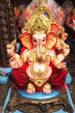 Ganesh İdolleri Pune Maharashtra Hindistan Asya 'da satılıyor. 