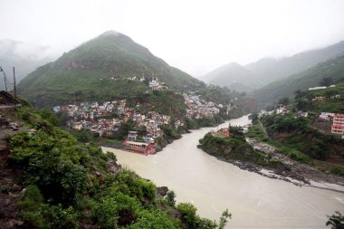 Alaknanda, Bhagirathi 'de yer alan ve Ganga, Devpray ag, Uttaranchal ve Hindistan' ı oluşturan bir şehir.