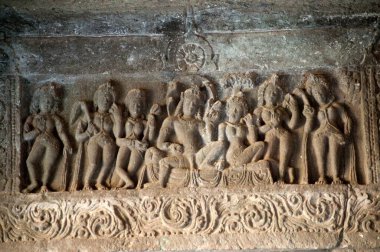 Adayta mağaraları, Aurangabad, Maharashtra, Hindistan 'a yardım figürleri oyulmuş.