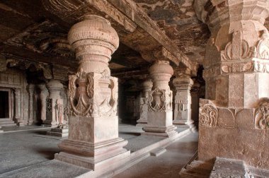 Indra Sabha, Aurangabad, Maharashtra, Hindistan 'daki Ellora Jain mağarasında toplantı salonu. 