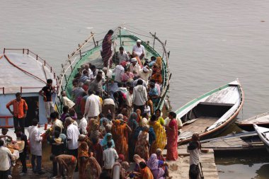 Varanasi Uttar Pradesh Hindistan 'daki Ganga Nehri' nde seyyahlar.  