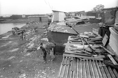 Havaalanının yanındaki varoşlarda kefalet pazarında, Bombay Mumbai, Maharashtra, Hindistan 