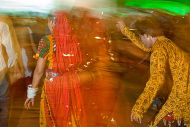 Navaratri, Borivali, Bombay Mumbai, Maharashtra, Hindistan festivali sırasında garba oynayan kadın ve erkek. 