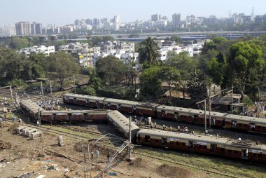 Merkezi hat Bombay Mumbai, Maharashtra, Hindistan 'daki Kurla ve Vidyavihar istasyonları arasında CST Titwala' nın beş koçu raydan çıktı. 