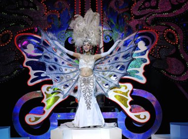 Kadınlar Bangkok Tayland 'daki kelebekler gibi Alcazar Show' da dans ediyorlar.  