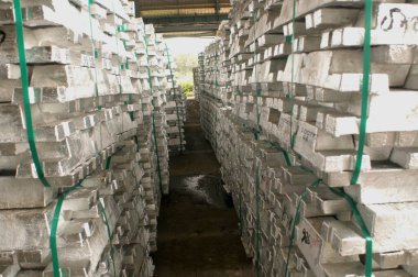 Hindistan 'ın Orissa, Angul kentindeki NALCO fabrikasında alüminyum bölme 