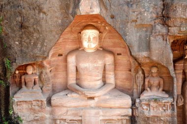 Jain tirthankaras heykeli Gwalior kalesinde, Madhya Pradesh, Hindistan