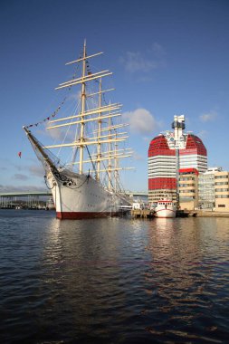 Barken Viking gemisi şu anda Gothenburg, İsveç 'in Gothenburg kentinde bulunan Gota Alv nehrinin kıyısında bulunan Skanska ev rujuyla restoranda. 