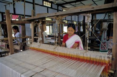 Hindistan, el dokuma tezgahında Paithani ipeği yapan kadınlar
