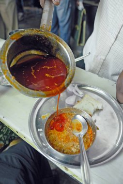 Atıştırmalıklar kasede, Kolhapur 'da, Maharashtra' da, Hindistan 'da servis ediliyor. 