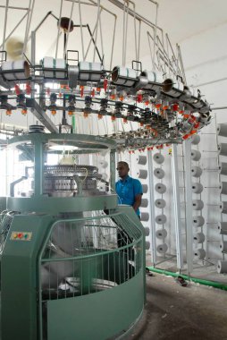 Kumaş endüstrisinde örgü örmek, Tirupur, Tamil Nadu, Hindistan 