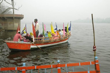 Yamuna Nehri kıyısındaki hacılar; Vishram Ghat; Mathura; Uttar Pradesh; Hindistan