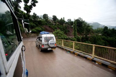 Rishikesh 'ten Devpray, Uttaranchal, Hindistan' a giden yolda bir cip var. 