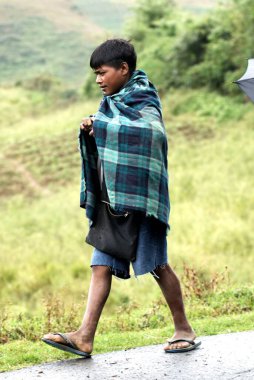 Köylü çocuk yolda yürüyor, Khasi kabilesi, Shillong, Meghalaya, Hindistan 