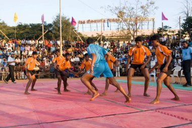Hindistan, Rajasthan 'da Kabaddi Oynayan Genç Adamlar 