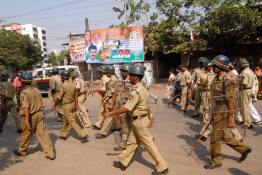 Bhandup 'ta, Dalit cemaatinin şiddet eylemlerine başvurmasının ardından, isyancılar camları kırdığında devriye gezen polis memurları Bombay, Mumbai, Maharashtra, Hindistan 
