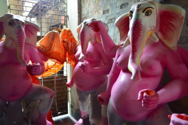 Lord Ganesh 'in İdolleri Durga pooja Kolkata Batı Bengal Hindistan Asya' sında bir atölyede