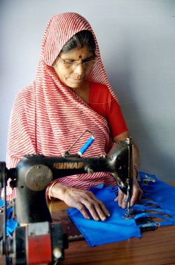 Hintli son sınıf öğrencisi kadın dikiş makinesine dikiş dikiyor, Hindistan, Asya 