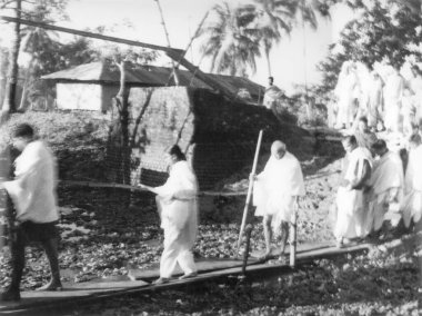 Mahatma Gandhi ve diğerleri Noakhali 'nin etkili bölgelerinde yürüyüşe geçtiler. Doğu Bengal, Kasım 1946, Hindistan 