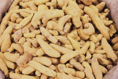 Hindistan, Maharashtra, Bhandardara 'daki haftalık pazarda satılık zerdeçal