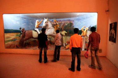 İdari bina içindeki müze; UNESCO Dünya Mirası alanı, aynı zamanda Lal Qila veya Kızıl Kale olarak da bilinen ve Babür İmparatoru Şah Cihan tarafından saray olarak kullanılan ünlü Delhi kalesi; Delhi;