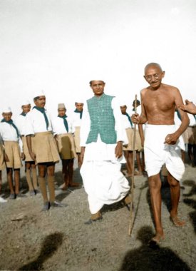 Mahatma Gandhi Rashtriya Dal gönüllülerini teftiş ediyor, Wardha, Maharashtra, Hindistan, Asya, 1935 