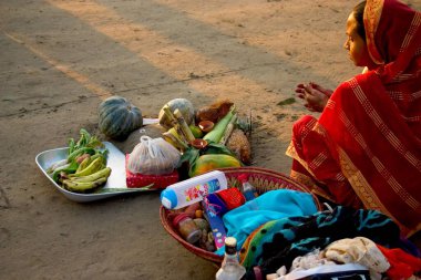 Chhatha Pooja puja, Juhu Sea plajı, Bombay Mumbai, Maharashtra, Hindistan