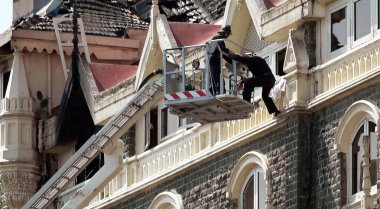 Deccan Mücahit teröristlerinin saldırısından sonra Taj Mahal otelinde yabancı turistleri kurtaran itfaiye görevlisi Bombay Mumbai, Maharashtra; 26 Kasım 2008