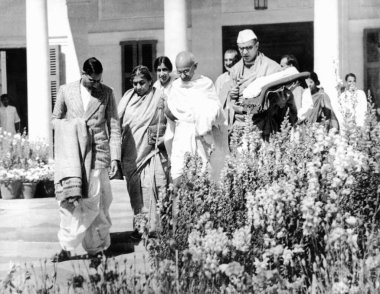 Mahatma Gandhi ve meslektaşları Dr. Sushila Nayar sağda, kardeşi Pyarelal Nayer yanında ve Mahadev Desai solda Sodeur Ashram, Kalküta, Batı Bengal, Hindistan, Nisan 1939