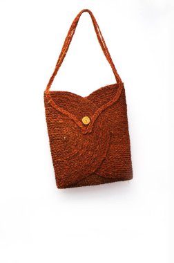 Beyaz arkaplanda alışveriş yapmak için renkli saman torbası