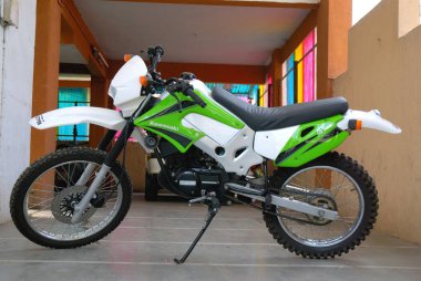 Kirli bisiklet Kawasaki, Pune, Maharashtra, Hindistan 'da. 