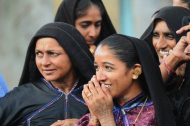 Kırsal kesimdeki kadınlar, Anjaar yakınlarındaki Mindiyada 'da mutlu anları paylaşıyorlar. Kutch. Gujarat. Hindistan   