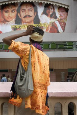 Mangal Pandey 'in yükselişini gösteren, Raj Mandir Cinem salonundaki postere bakan turuncu giysili bir dindar sadhu, Aamir Khan, Ketan Mehata, Jaipur, Raja tarafından yönetilen aynı isimli tarihsel karakterin başrol oyuncusuydu. 