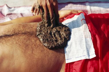 İnsan Masaj Yapan Çamur Alternatif İlaç Ayurvedik Tedavi 