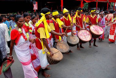 Sanatçılar Bengal halk dansı yapıyor. 