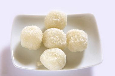 Geleneksel Hint yemeği - beyaz tatlı mithai topları