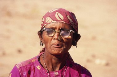 Yaşlı kadın portresi, Kutch, Gujarat, Hindistan 