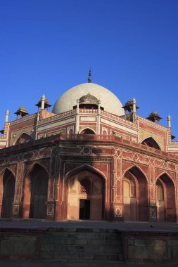 Humayun 'un mezarı 1570' te Hint Yarımadası Pers etkisindeki ilk kırmızı kumtaşı ve beyaz mermer mezardan yapılmış. Delhi, Hindistan UNESCO Dünya Mirası Bölgesi.