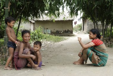 Çocuklarıyla oturan kadınlar, Bongaigaon, Assam, Hindistan 