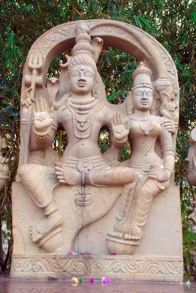 stock image Lord Shiva and Parvati statues, Keesaragutta, Hyderabad, Andhra Pradesh, India 