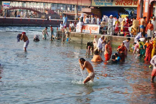 İnsanlar Har Ki Pauri, Haridwar, Uttar Pradesh, Hindistan 'da kutsal banyo yapıyorlar. 