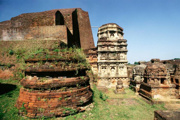 Обширное строительство монашеского комплекса в Наланде, Бихар, Индия 