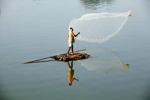 Fisker Fra Haripur Landsbyen Provisorisk Båt Som Kaster Sitt Garn royaltyfrie gratis stockfoto