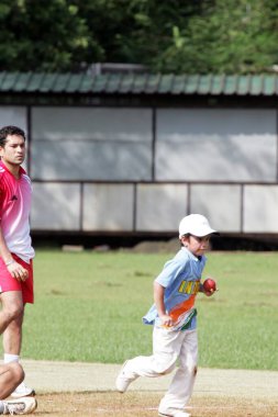 Usta silahşör Sachin Tendulkar Bombay Mumbai, Maharashtra, Hindistan 'da izlerken Arjun Tendulkar net alıştırması yapıyor.  