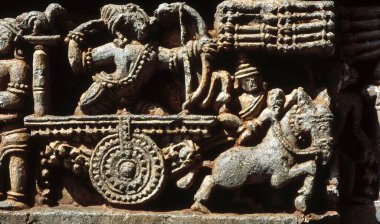 Arjuna at arabasında, Hoysalaswara Tapınağında, Halebid, Karnataka, Hindistan 