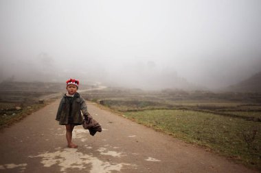 Kırsal kesimdeki küçük çocuk, sapa, vietnam 