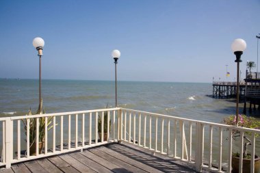 Deniz kenarındaki beyaz trabzan restoranı Othanchoteo, Hua Hin, Tayland 