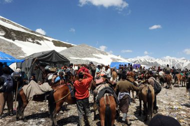 Pilgrim mahagunas ganesh top, amarnath yatra, Jammu Kashmir, Hindistan, Asya 'ya geçer. 